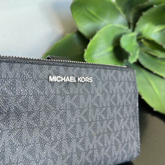 Michael Kors Jet Set Wristlet Wallet Black Signature Logo Zip Around - Picture 2 of 10